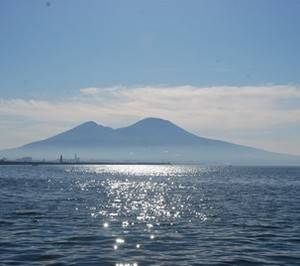 Il Vesuvio e il mare del Gofdo