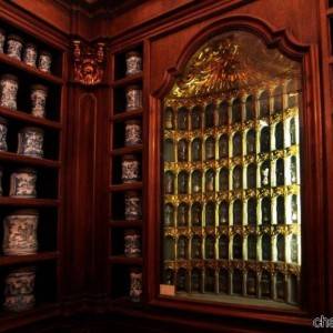Le mensole nella Farmacia