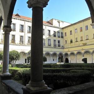Napoli, il chiostro di Santa Maria la Nova