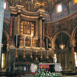 Santuario di Pompei, l’altare maggiore con il quadro della Vergine del Rosario