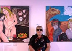 L’artista Anna De Rosa in mezzo ai suoi quadri