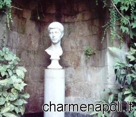 Il busto dedicato a Virgilio posto all’ingresso della tomba di Piedigrotta