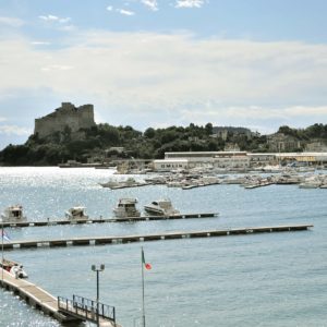castello-di-baia-visto-dal