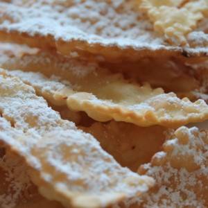 Un piatto di croccanti chiacchiere