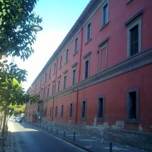 La facciata principale della storica caserma borbonica