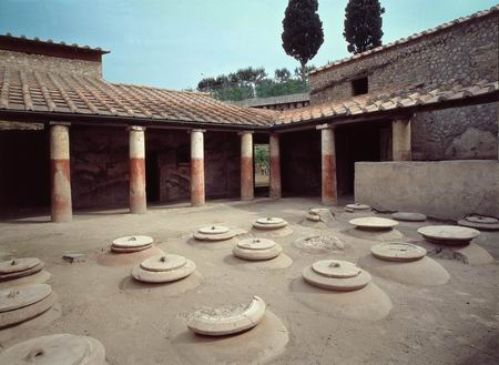 Villa Regina, l’atrio porticato