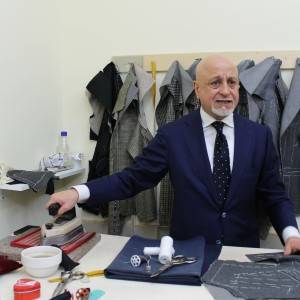 Antonelli al banco di lavoro, tra stoffe, tagli e attrezzi del mestiere