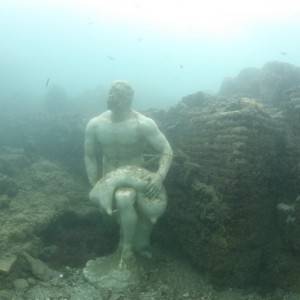 Antiche mura e sculture romane negli abissi di Baia