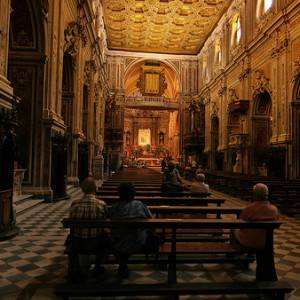 Napoli, l’interno della Basilica del Carmine