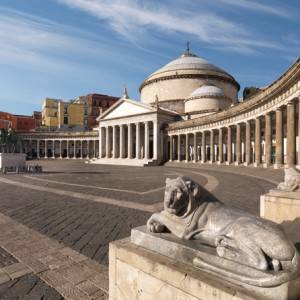Napoli, la chiesa di San Francesco di Paola in piazza Plebiscito