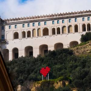 Speciale insegna per il Festival del bacio a Napoli