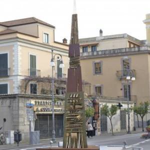 L’opera “Lancia di luce” installata in piazza Tasso a Sorrento