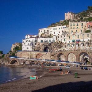 Atrani, il borgo visto dalla spiaggia-1