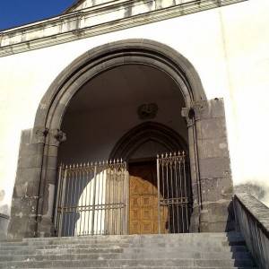 Il pesante portale in tufo