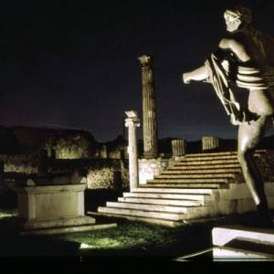 Pompei scavi, il tempio di Apollo di notte