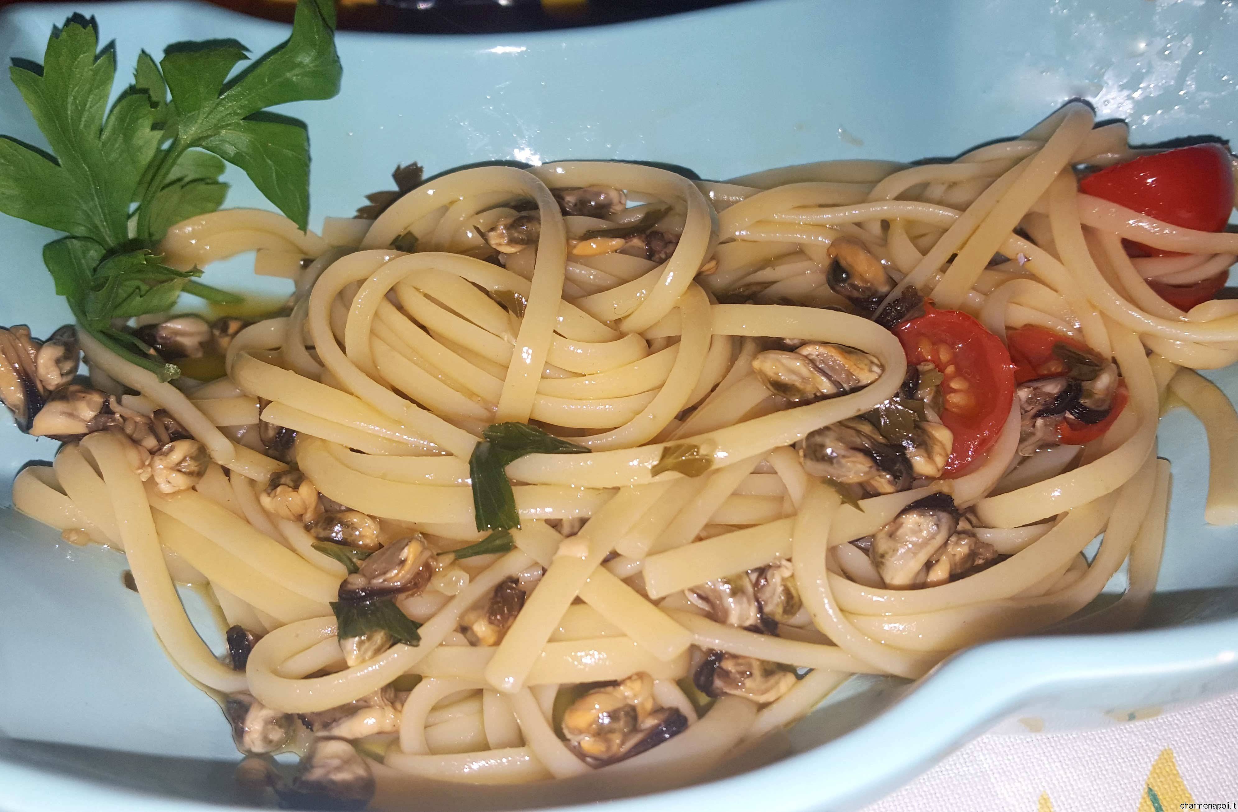 Linguine/Spaghetti with mussels white sauce Linguine e Cozze.