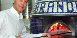 Emanuele Filiberto di Savoia da Brandi per il compleanno 128 della pizza Margherita