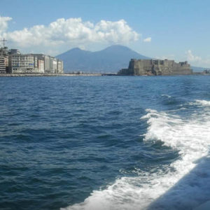 Batò Naples per ammirare la costa di Napoli dal mare