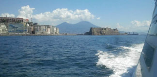 La vista dal Batò Naples: la costa di Napoli vista dal mare