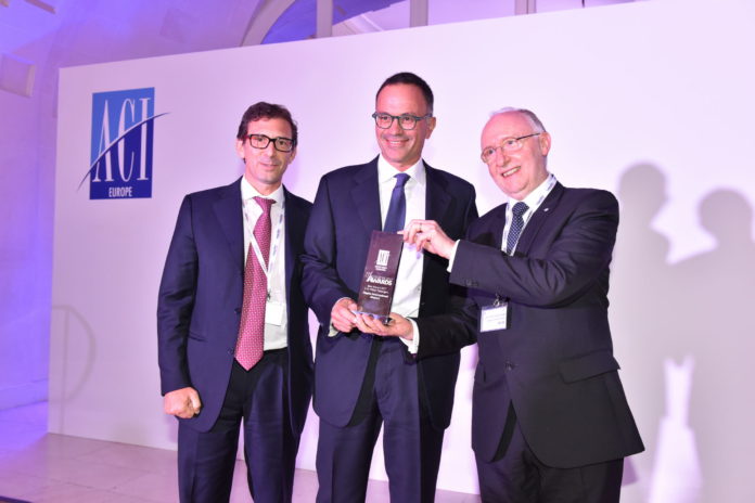 Da sinistra, Alessandro Fidato, Armando Brunini e Salvatore Sciacchitano_Aeroporto di Napoli premiato come miglior aeroporto europeo.