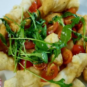 scugnizzi fritti pomodorini e rucola