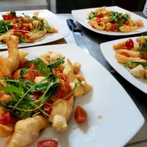 scugnizzi fritti pomodorini e rucola