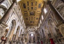 a navata della chiesa di Santa Maria La Nova a Napoli con il suo spettacolare soffitto ligneo (Ph. Daniele Di Lorenzo)