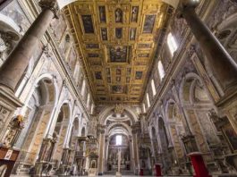 a navata della chiesa di Santa Maria La Nova a Napoli con il suo spettacolare soffitto ligneo (Ph. Daniele Di Lorenzo)