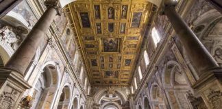 a navata della chiesa di Santa Maria La Nova a Napoli con il suo spettacolare soffitto ligneo (Ph. Daniele Di Lorenzo)