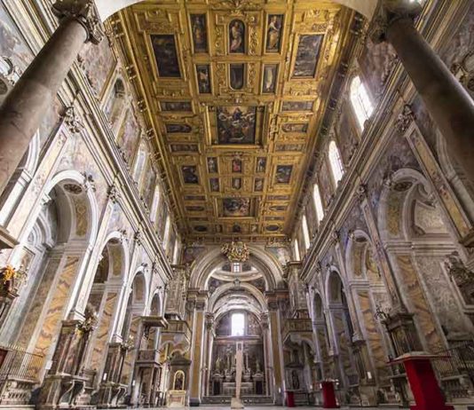 a navata della chiesa di Santa Maria La Nova a Napoli con il suo spettacolare soffitto ligneo (Ph. Daniele Di Lorenzo)