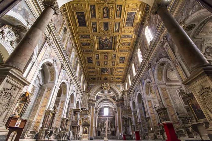 a navata della chiesa di Santa Maria La Nova a Napoli con il suo spettacolare soffitto ligneo (Ph. Daniele Di Lorenzo)