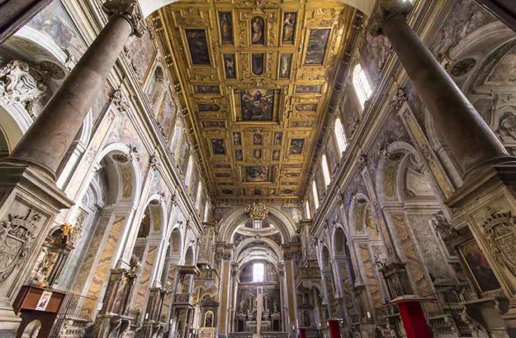 a navata della chiesa di Santa Maria La Nova a Napoli con il suo spettacolare soffitto ligneo (Ph. Daniele Di Lorenzo)