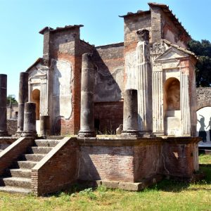 Pompei_tempio_di_iside_1