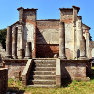 Pompei_tempio_di_iside_2